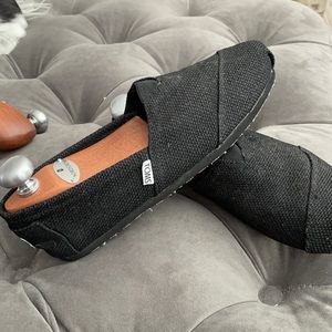 Women’s toms shoes, size 8 men’s 9.5 women